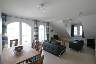 Image de Spacious top floor apartment with large balcony, just a few minutes from the beach