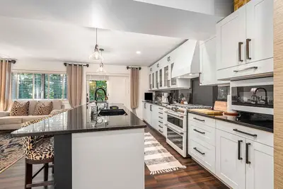 Image de This condominium is a 3 bedroom(s), 2. 5 bathrooms, located in Harbor Springs, Mi.
