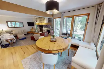 Image de Pet Friendly-On River! Pool, 2 Hot Tubs. Walk/Easy Drive to Dining, Shops