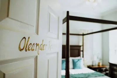 Image de Dream Vacation at Cayman's Award-Winning Shangri-La Bed & Breakfast-OleanderRoom