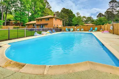 Image de Updated High Point Retreat w\/ Pool & Backyard