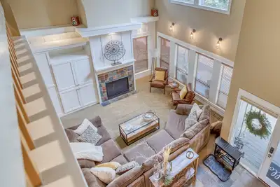 Image de Gorgeous Home with Mt. Bachelor Village Amenities Perched Above Deschutes!