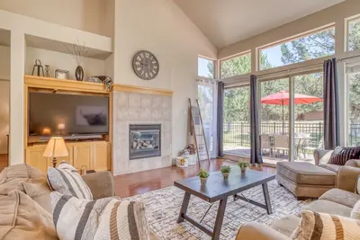 Image de Pet-Friendly Smart Modern Townhome - Eagle Crest Resort Passes! Pools, Spa, Golf