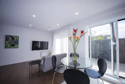 Image de Private patio 2br King+Queen with Gym and Parking close to Dt&Airport