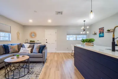 Image de Newly renovated 2 Bed, 2bath home with private fenced in backyard.