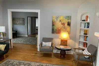 Image de Newly remodeled duplex, eclectic decor and located in central Okc.