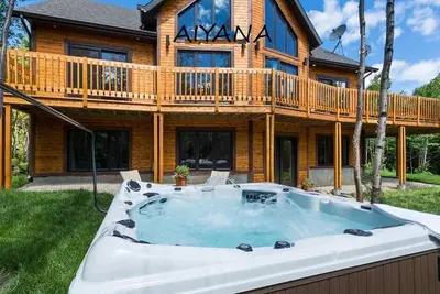 Image de Chalet Charlevoix - spa, billard, nature, à minutes des pentes de ski