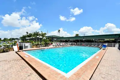 Image de All-New, First Floor, Bunk Bed, Huge Pool, 70\" Tv, Tiki Bar!
