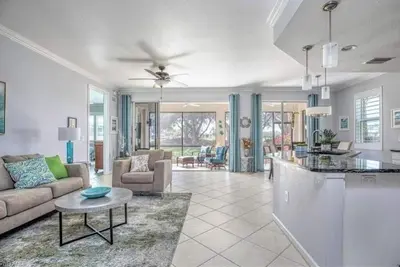 Image de Paloma 3-bedroom condo! Amenities within walking distance!