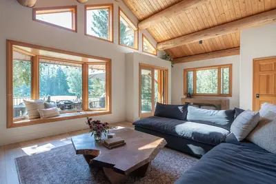 Image de Secluded Luxury Vacation Home - 4 miles to Downtown Whitefish