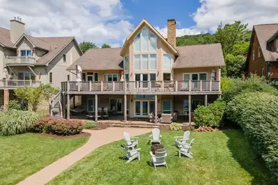 Image de Lake Escape: Lakefront, Private Dock, Hot Tub, Gas Fire Pit!