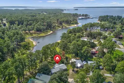 Image de The Lapis Leaf-Water front at Lake Sam Rayburn