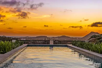*New Listing* Stunning Scenic Views & Horizon Pool