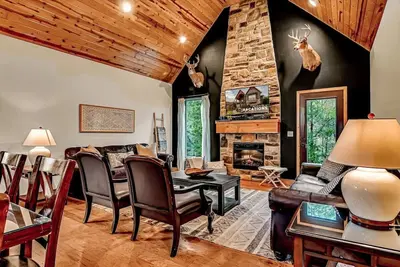 Image de Two living rooms! ! Air Hockey! Pool! Fireplace!