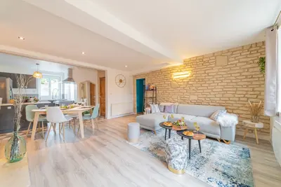 Image de Coté cour : Maison avec terrasse et jardin