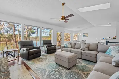 Image de Multifamily, Lakefront House! Private Dock - Dogs