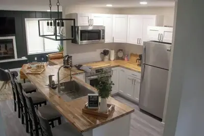 Image de Modern 2 Bedroom Townhome w/ Fireplace & Jacuzzi Room