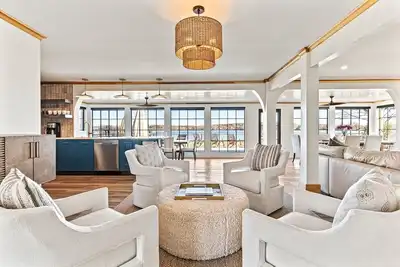 Image de Lakefront Luxury Newly Renovated-Firepit, HotTub, Featured in Southern Living