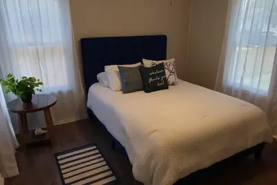 Image de Quiet and Cozy Cottage -10 minutes from the beach!