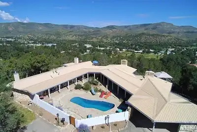 Image de Catch a \"Tiger by the Tail\"! Pet Friendly with hot tub and pool table.