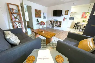 Image de Vintage Casita 2 Bdr, Pet Friendly!