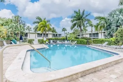 Image de Gorgeous condo one block from Manatee Beach