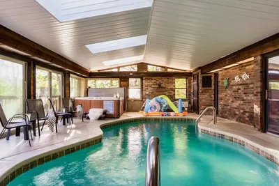 Image de New Luxe Cabin * Stunning Views * Heated Pool * Sauna * Hot Tub * Location