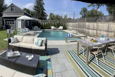 Image de Mid- Century cottage, Outdoor Oasis