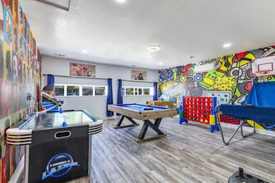 Image de Beautiful Game & Movie Room. 5 mi At&T Stadium Six Flags. 5 Rooms Total!