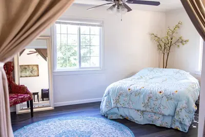 Image de Eclectic Home in West Sacramento near Old Town