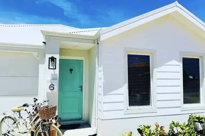 Image de Stylish coastal property in walking distance to the beach