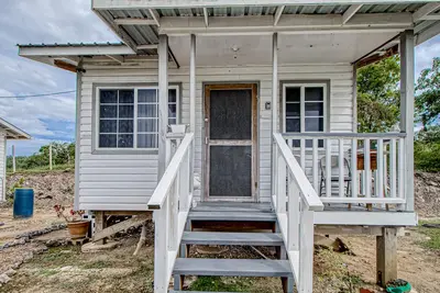Scenic hilltop studio with shared plunge pool, kitchenette, Ac, & WiFi