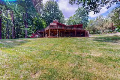 Image de Expansive lakefront retreat with private dock, fast WiFi, gas grill & central Ac