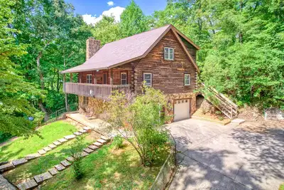 Image de Enchanting mountainside cabin with firepit, enclosed yard, & washer\/dryer