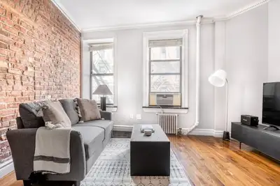 Image de Dreamy SoHo 2br w/ W/D & Balcony, nr Whole Foods, by Blueground
