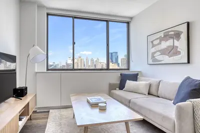 Image de Sleek Midtown West 2br w\/ Dm, Gym & W\/D, near Times Sq, by Blueground