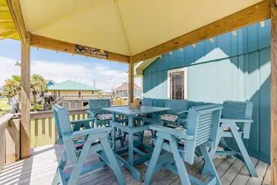 Image de Beautiful home near the beach with spacious deck, fast WiFi & central Ac