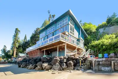 Image de Puget Sound-front home with beach access, kayaks, gorgeous view & firepit