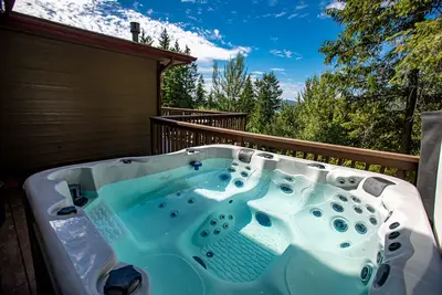Image de Spacious townhome located perfectly between downtown Whitefish and the ski resort - Hot tub and Ac!