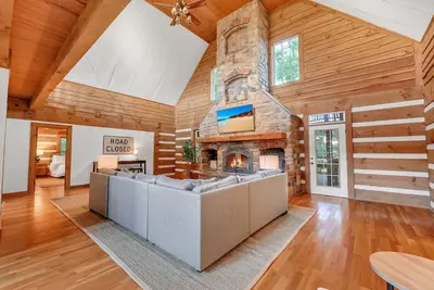 Image de Welcome to 'Logging Off' our stunning Log Cabin 35 mins from Downtown Nashville