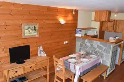 Image de Studio avec Parking, Balcon Sud-Ouest et Équipements Complets
