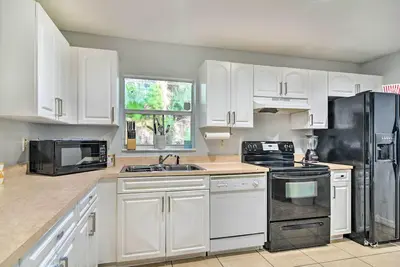 Image de St Pete Bungalow < 2 Mi to Beach + Downtown!