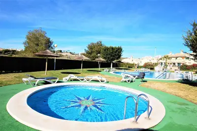Image de Maison de vacances 'Beautiful House in Campoamor Golf' avec piscine partagée et Wi-Fi