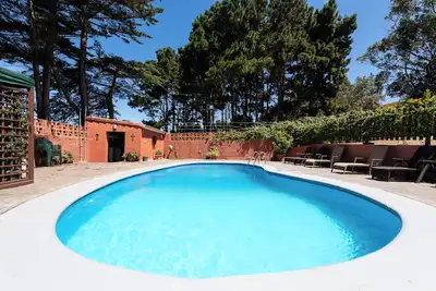 Image de \"Villa Rural El Poleo Dr\" avec vue sur mer, piscine, Wi-Fi et terrasse.