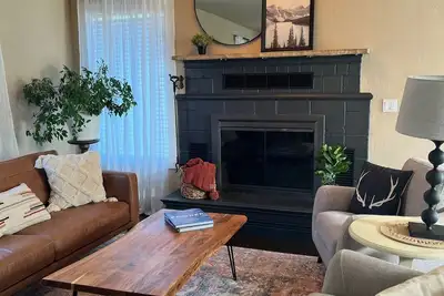 Image de Cozy 2br “Mountain Cottage”- Centrally located in the heart of Eagle