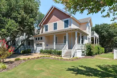 Marsh & Harbor: Shared Pool, Spa, Club Access