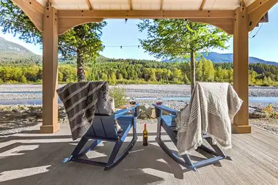 Image de Th River House- Riverfront cabin with hot tub, fire pit and gazebo- New Owner