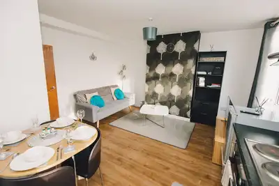 Image de Luxe Central King-Size Apt w/ Wi-Fi & Free Parking