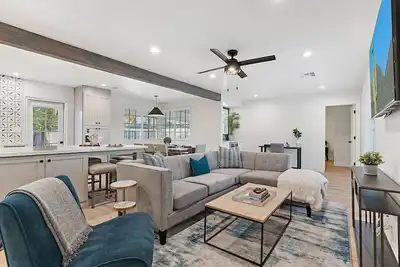 Image de Uptown Max and Relax - Contemporary, Upgraded Home, Great Backyard for Entertaining!