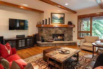 Image de Gorgeous 4 bedroom ski-in\/out condominium, immaculate interior! !